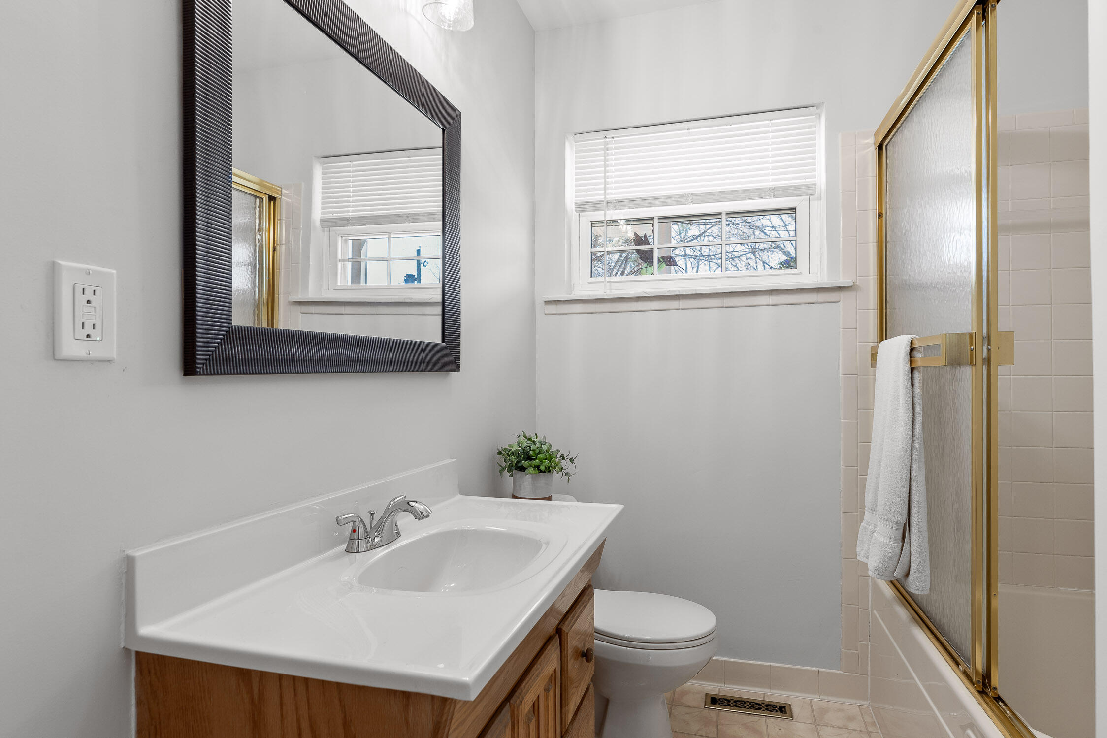 3629 Koons Road Chattanooga, TN 37412 - Photo 19 of 28 Full Guest Bath