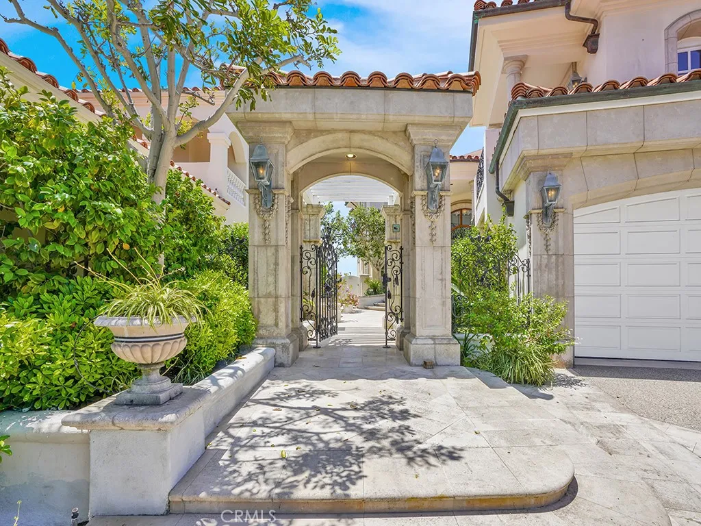 21 Ritz Cove Drive Dana Point, CA 92629 - Photo 6 of 72 a front view of a house with garden