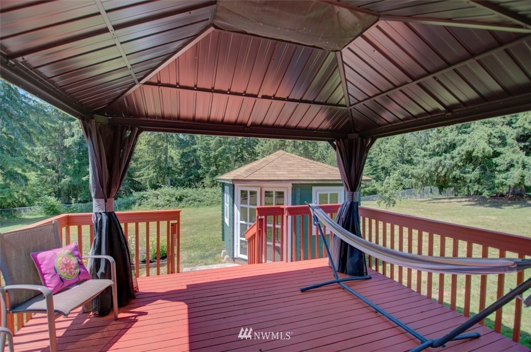21741 Michigan Hill Road Southwest Rochester, WA 98579 - Photo 20 of 27 a view of a patio on the roof deck