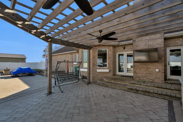 $670,000 | 10739 East 3200 N Road, Blackstone, IL 61313