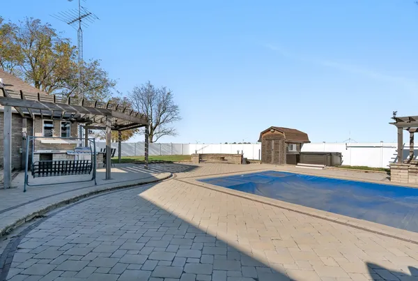 $670,000 | 10739 East 3200 N Road, Blackstone, IL 61313