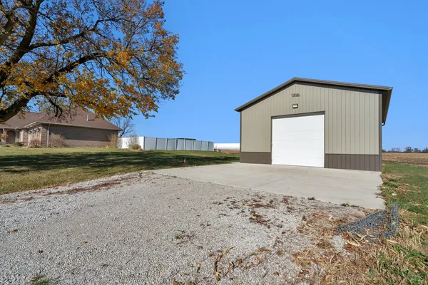 $670,000 | 10739 East 3200 N Road, Blackstone, IL 61313