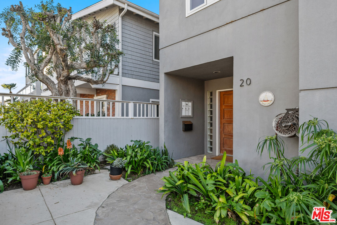 20 Quarterdeck Street, Unit 1 Marina del Rey, CA 90292 - Photo 5 of 21