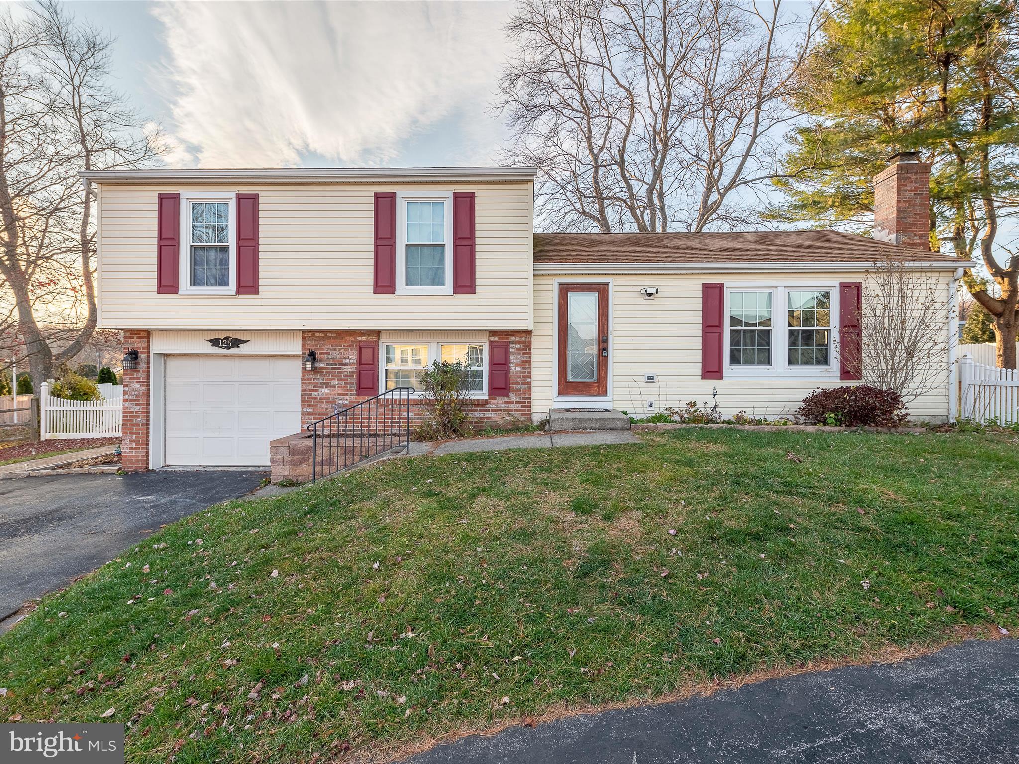 Well maintained split-level with huge backyard!
