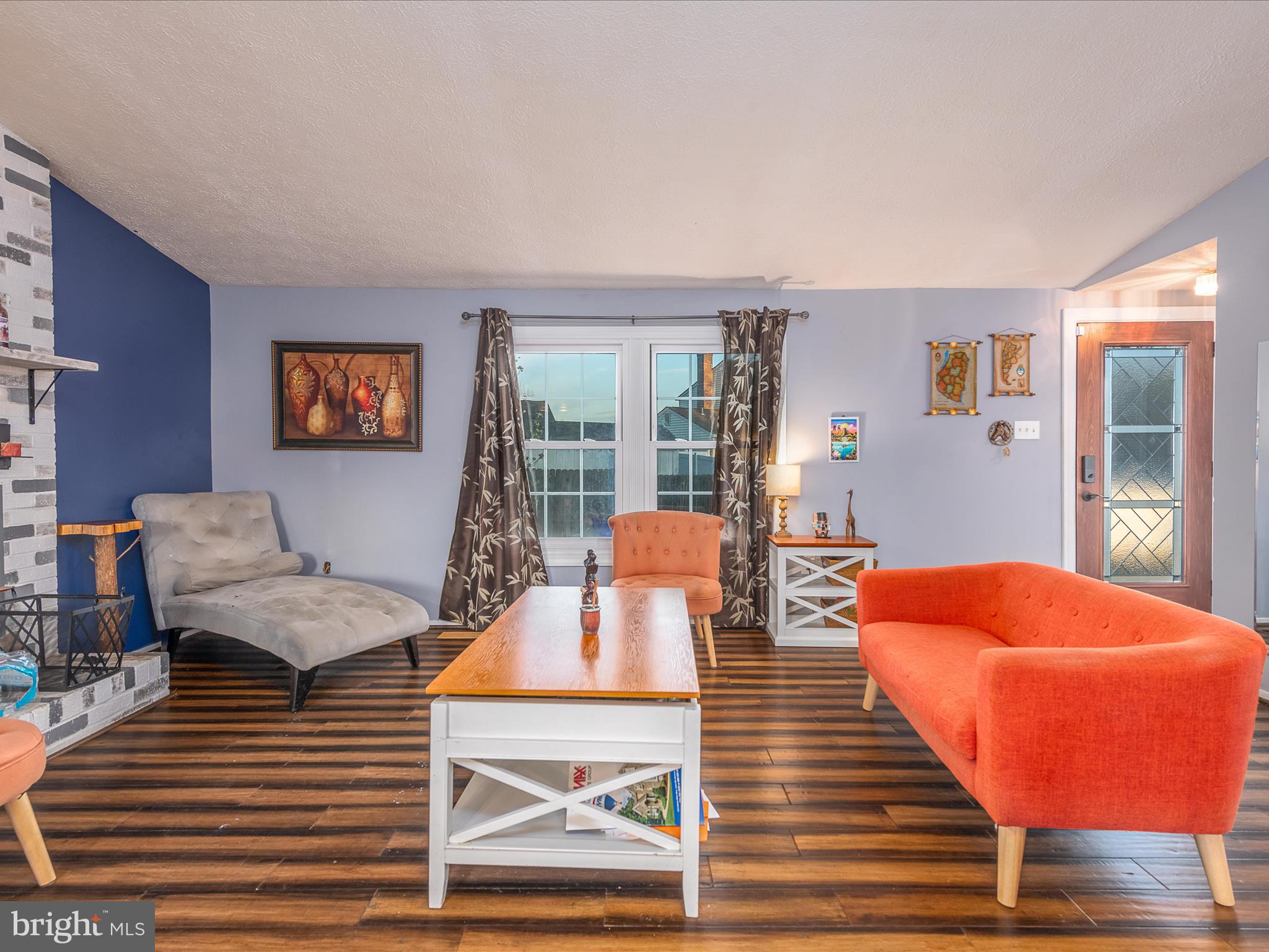 125 Deerfield Place Frederick, MD 21702 - Photo 3 of 34 You enter into the living room w/ hardwood floors