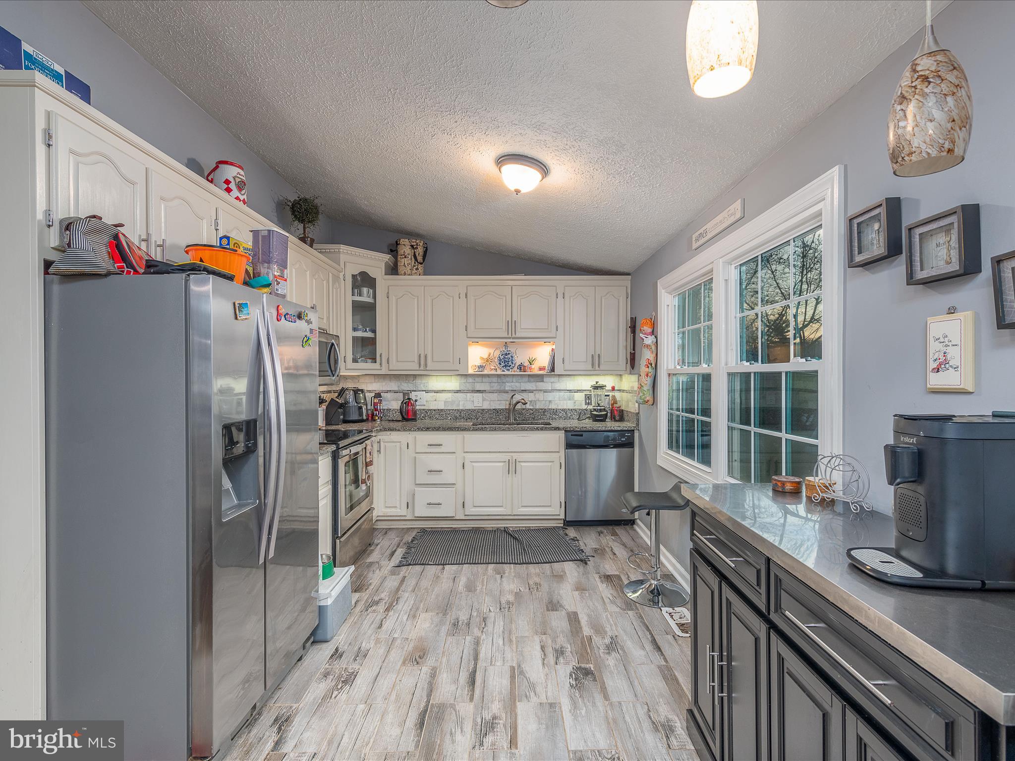 125 Deerfield Place Frederick, MD 21702 - Photo 7 of 34 KIT w/ ceramic plank floors vaulted ceiling raised