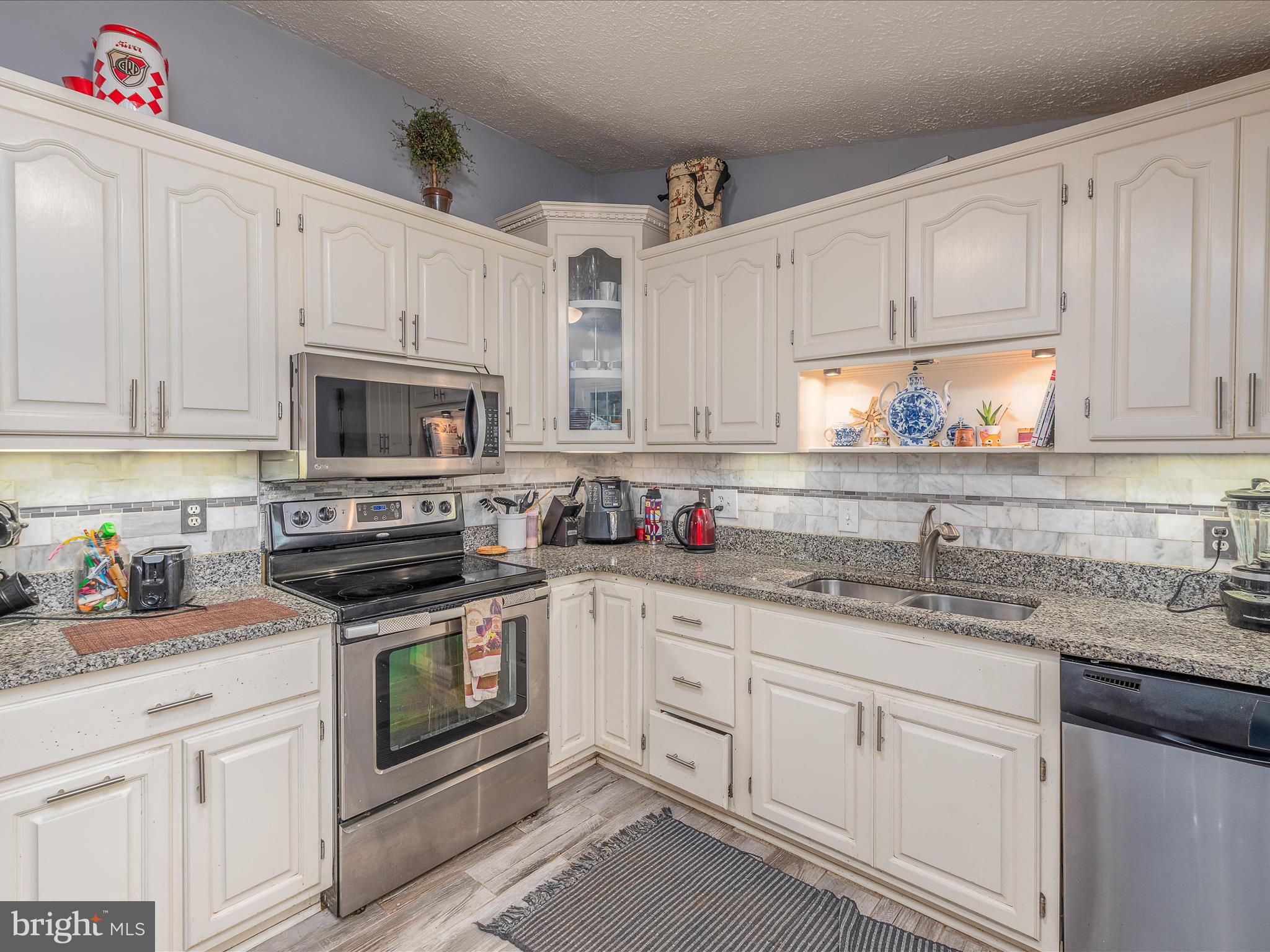 125 Deerfield Place Frederick, MD 21702 - Photo 8 of 34 panel cabinets granite counter + tile backsplash