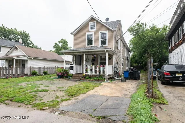 a view of a yard in front of house