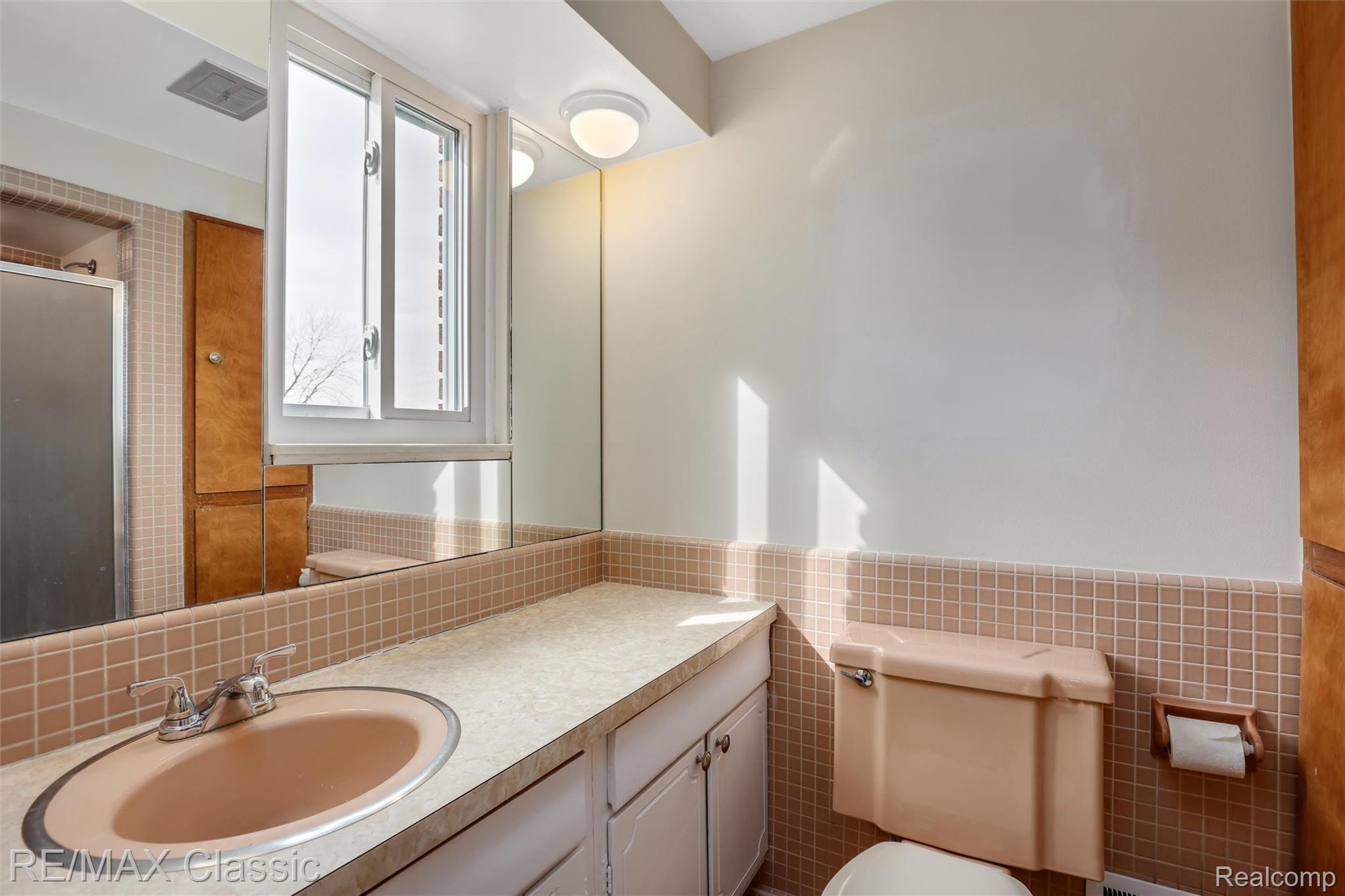 24711 Pennsylvania Road Romulus, MI 48174 - Photo 34 of 63 Master Bath