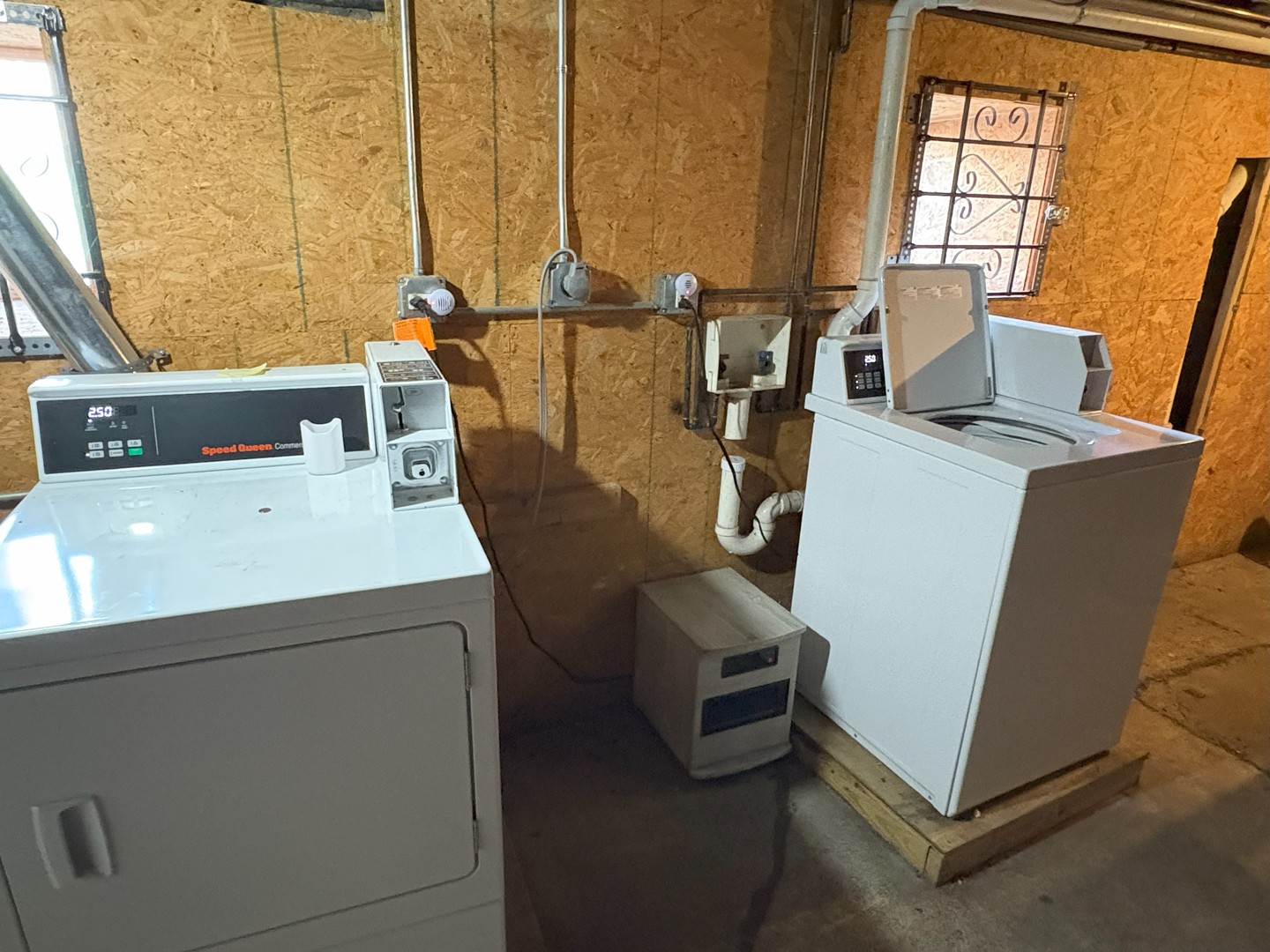 27 North Hickory Street, Unit 2B Joliet, IL 60435 - Photo 10 of 10 a room with furniture and window