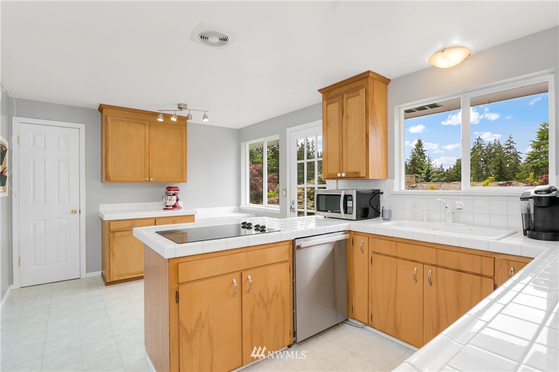 8807 233rd Place Southwest Edmonds, WA 98026 - Photo 12 of 24 Gallery Image 12