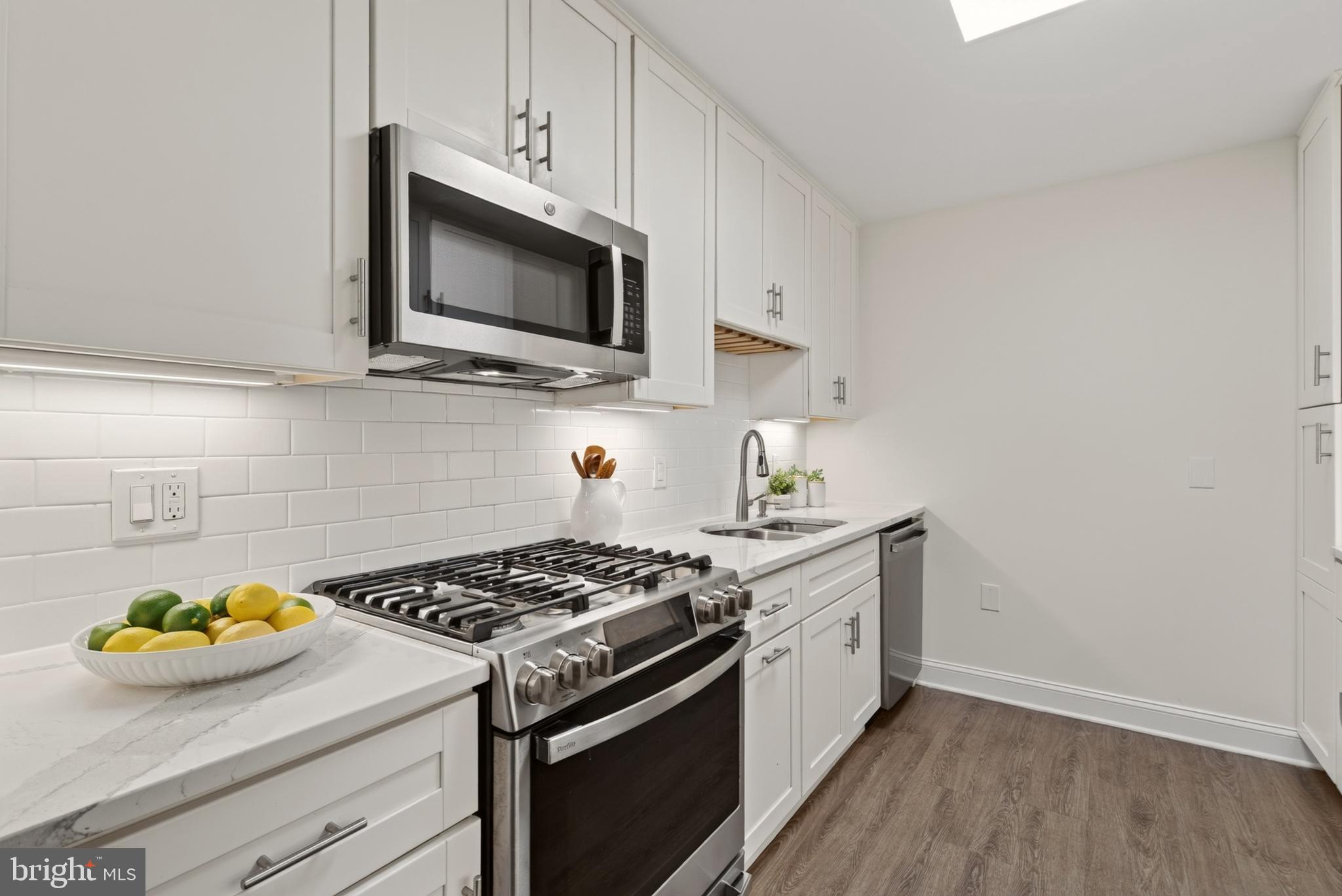 5101 River Road, Unit 1515 Bethesda, MD 20816 - Photo 12 of 33 5 Burner Gas Cook Top