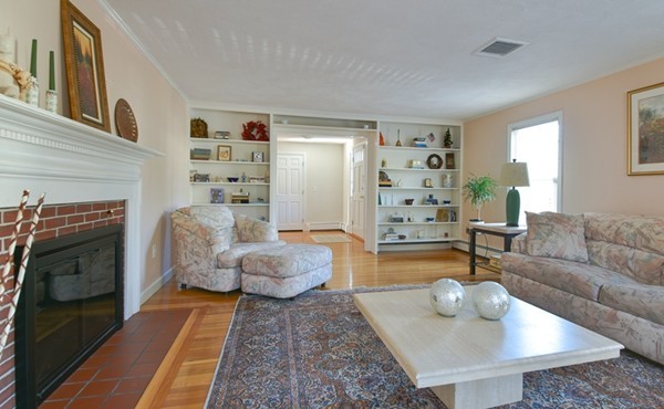 69 Royalston Road Wellesley, MA 02481 - Photo 5 of 19