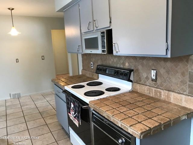 29756 Merrick Warren, MI 48092 - Photo 5 of 9 31338591-4.JPG