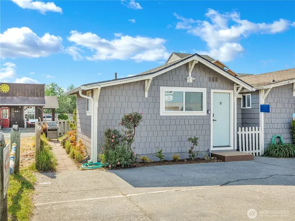 $235,000 | 105 Ocean Beach Boulevard South, Unit 8, Long Beach, WA 98631