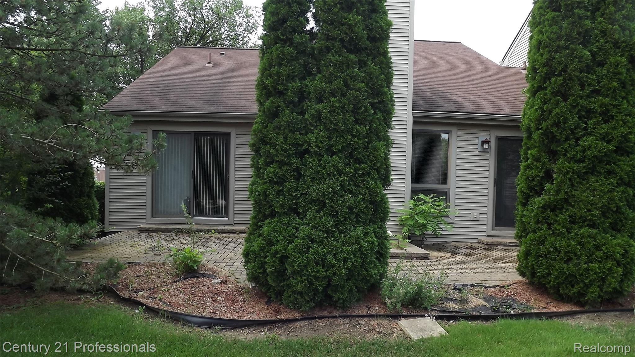 710 Preston Court, Unit 174 Rochester, MI 48307 - Photo 19 of 19 Rear View & Patio