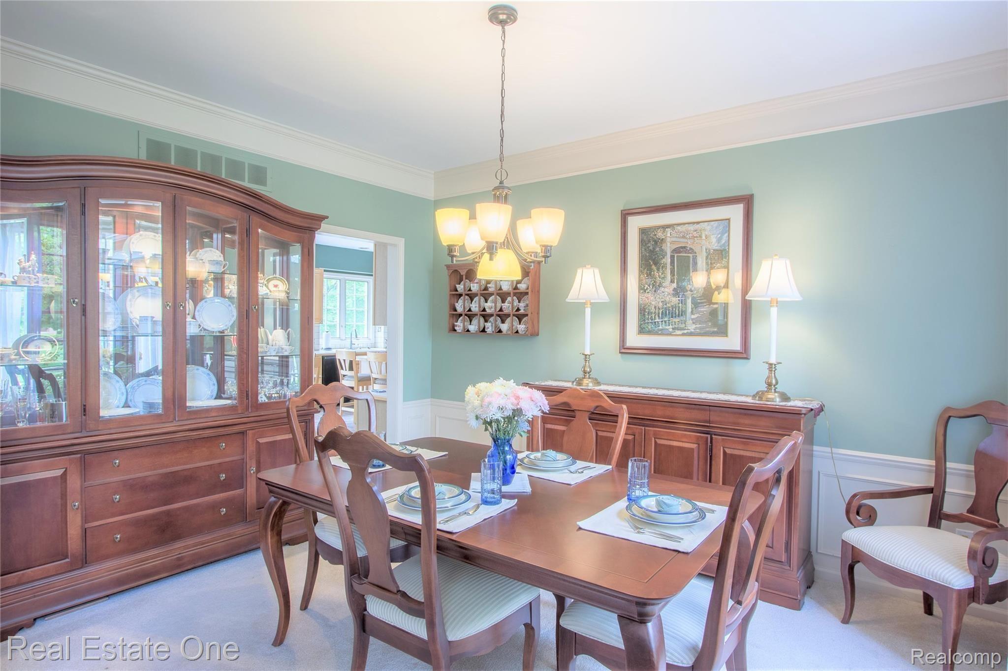 900 Loggers Circle Rochester, MI 48307 - Photo 14 of 24 Logger dining1.jpg