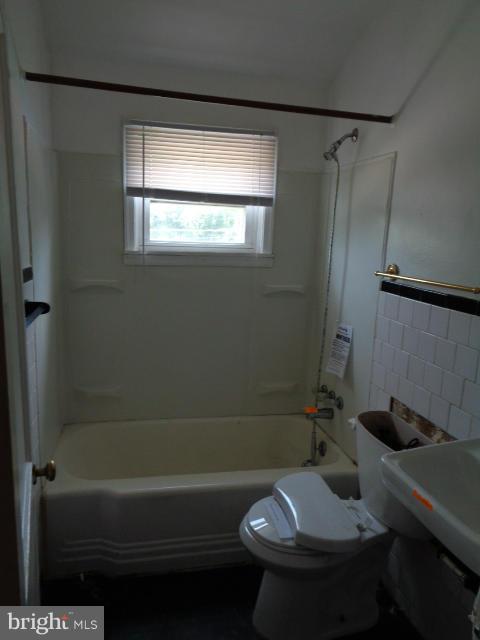 1943 Quentin Road Dundalk, MD 21222 - Photo 7 of 16 Bath