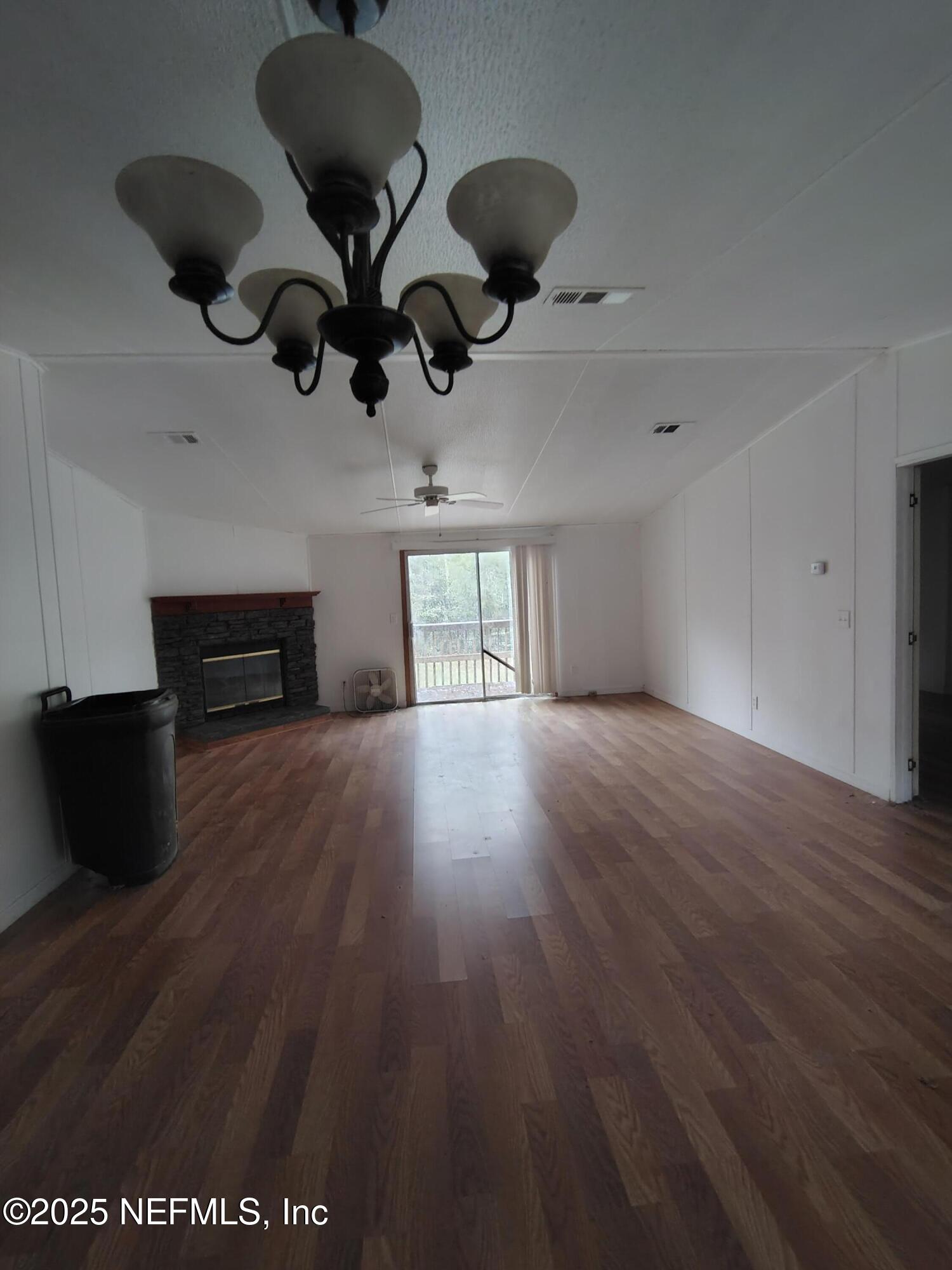 107 Peebles Road Interlachen, FL 32148 - Photo 17 of 41 Livingroom