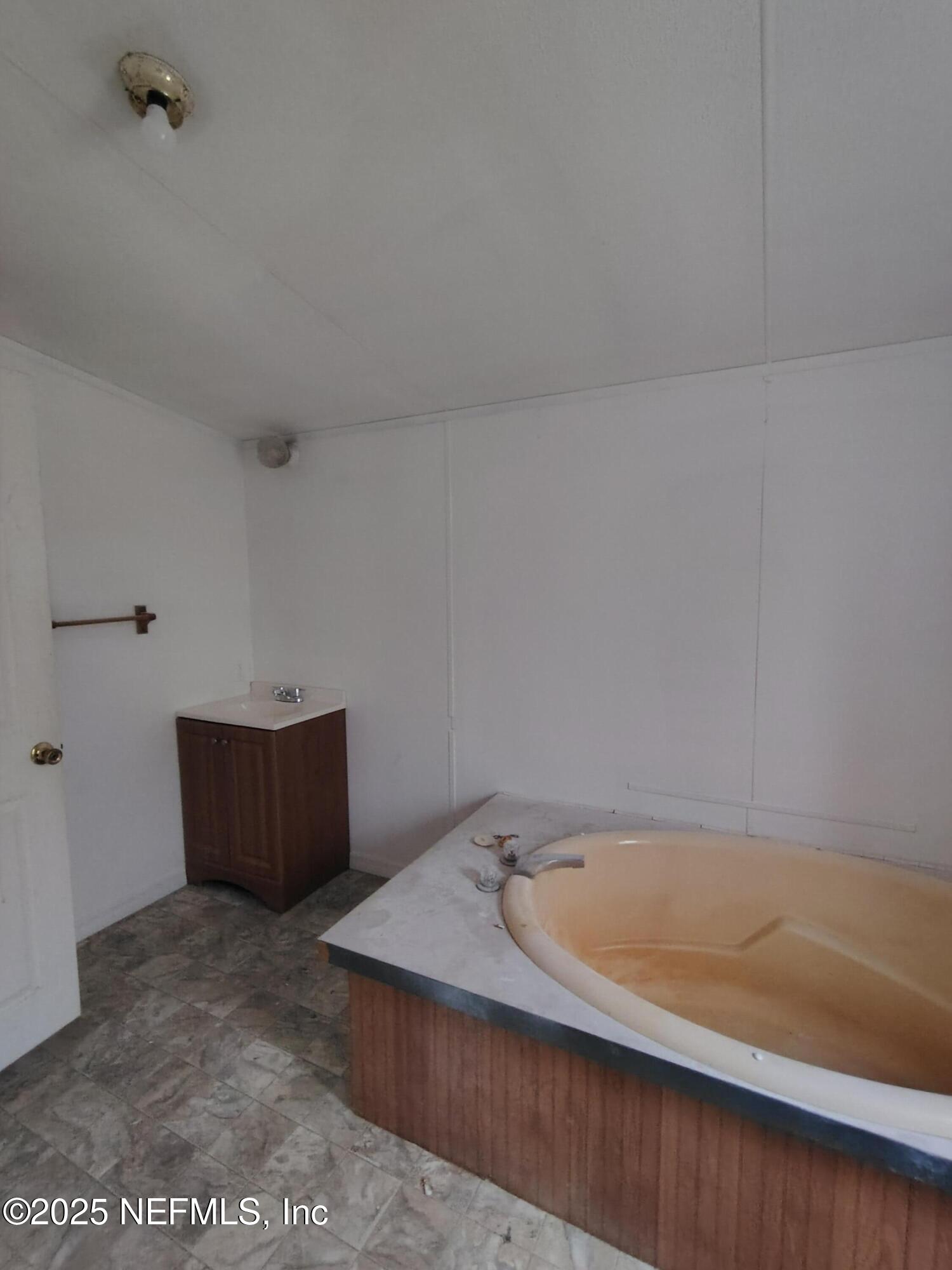 107 Peebles Road Interlachen, FL 32148 - Photo 22 of 41 Bathroom 2 Master