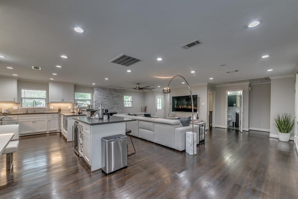 331 West 30th Street Houston, TX 77018 - Photo 4 of 29