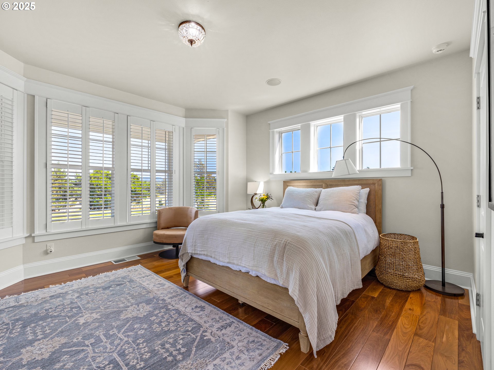 89062 Pinehurst Road Gearhart, OR 97138 - Photo 21 of 42 a spacious bedroom with a bed and wooden floor
