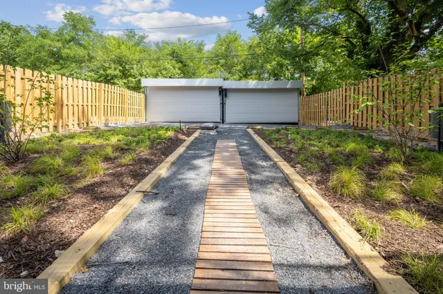 a view of a back yard