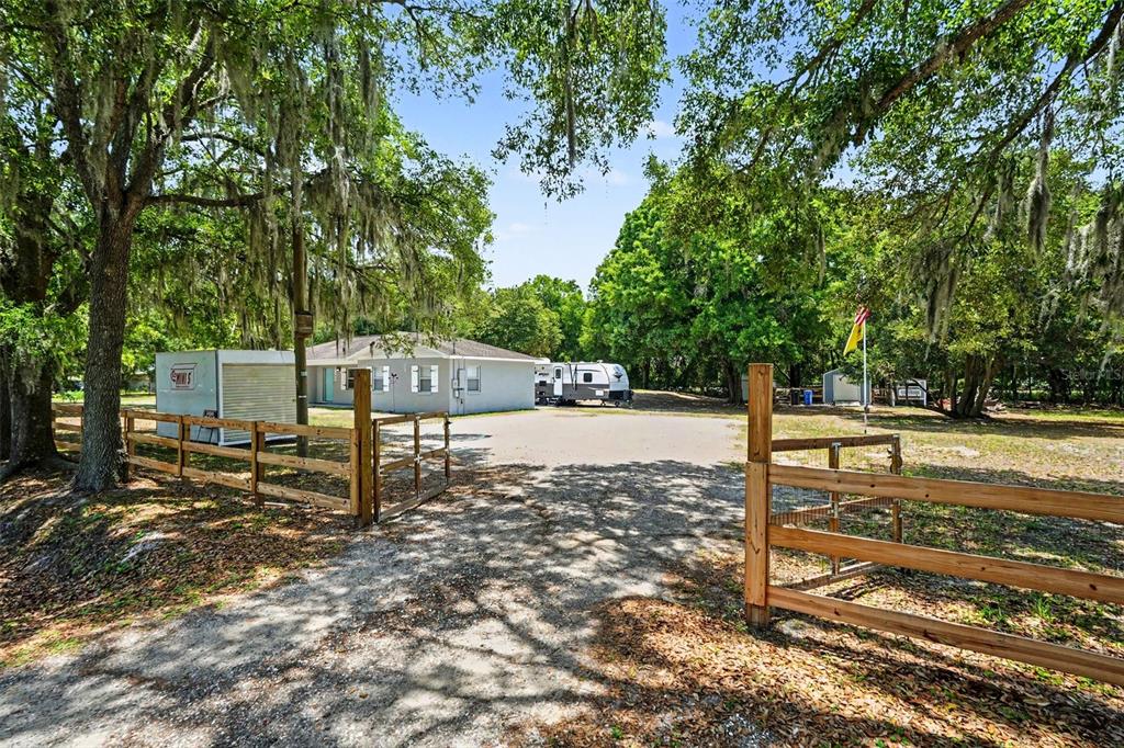 1128 Cowart Road Plant City, FL 33567 - Photo 5 of 32
