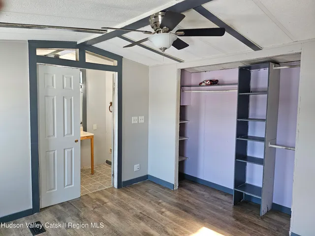 a view of empty room with window