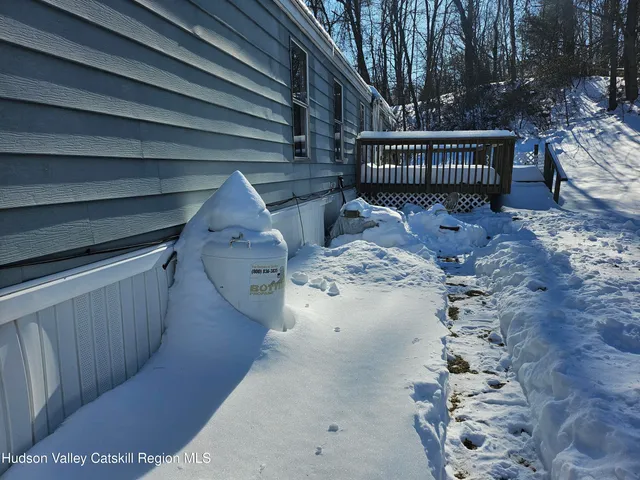 a view of entryway with wooden fence