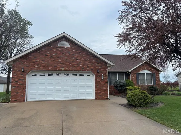 $329,900 | 499 West Redwood Street, Aviston, IL 62216