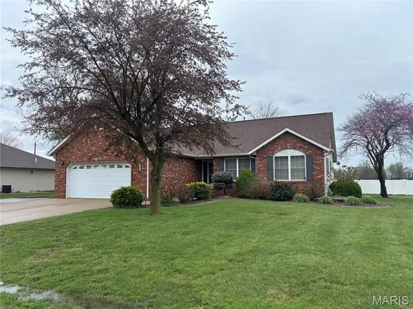 $329,900 | 499 West Redwood Street, Aviston, IL 62216