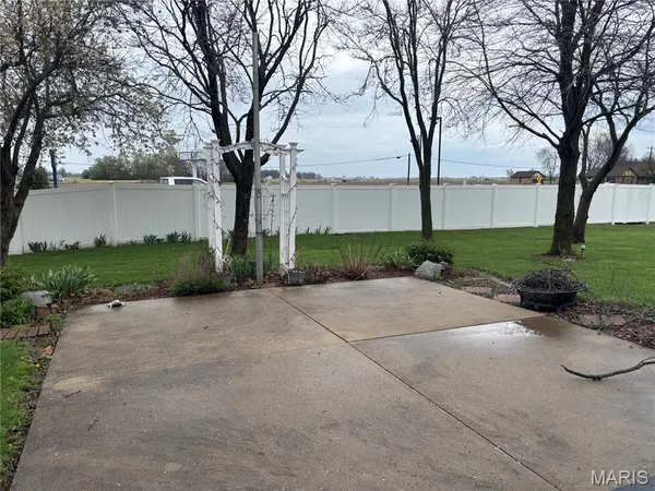 $329,900 | 499 West Redwood Street, Aviston, IL 62216