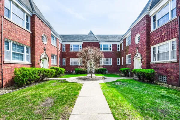 $200,000 | 10647 South Artesian Avenue, Unit 2W, Chicago, IL 60655