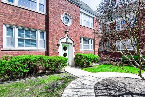 $200,000 | 10647 South Artesian Avenue, Unit 2W, Chicago, IL 60655