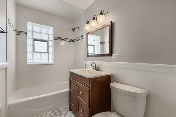 $200,000 | 10647 South Artesian Avenue, Unit 2W, Chicago, IL 60655
