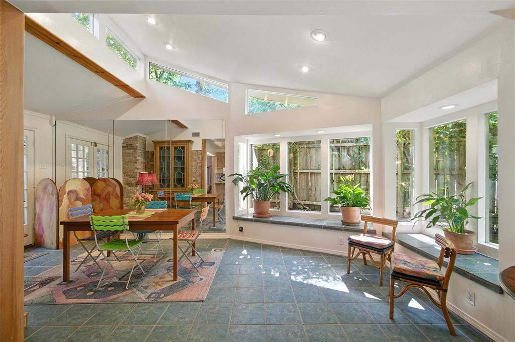702 Keywe Place Duncanville, TX 75116 - Photo 11 of 40 a living room with furniture and a large window