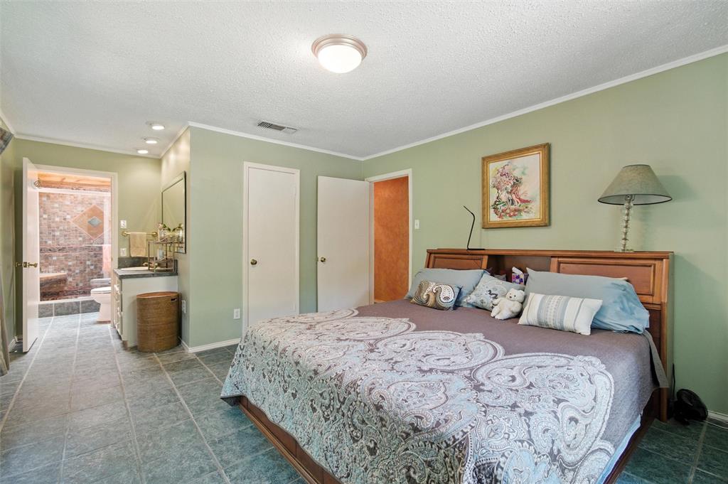 702 Keywe Place Duncanville, TX 75116 - Photo 22 of 40 a bedroom with a large bed and a window