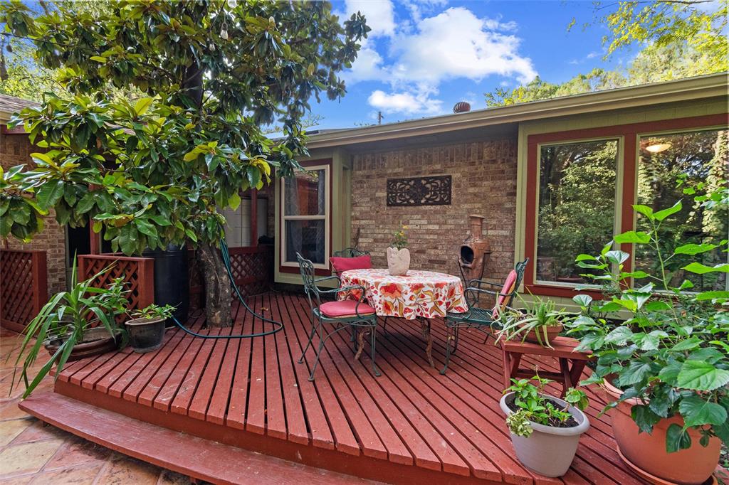 702 Keywe Place Duncanville, TX 75116 - Photo 28 of 40 a view of a chairs and table in the balcony