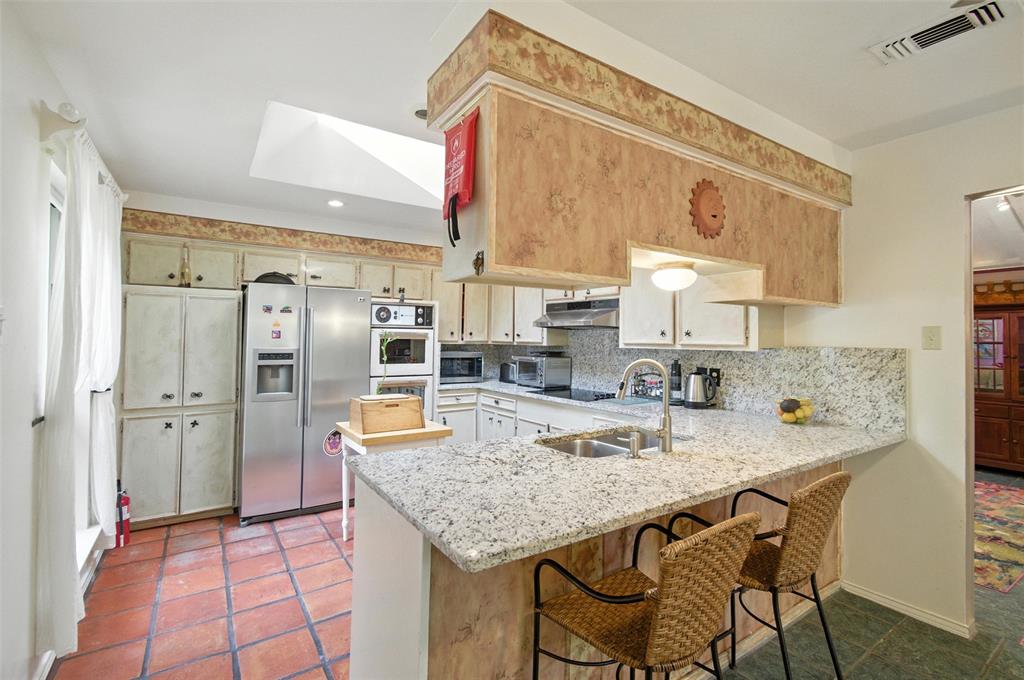 702 Keywe Place Duncanville, TX 75116 - Photo 7 of 40 a kitchen with stainless steel appliances granite countertop a sink refrigerator and cabinets
