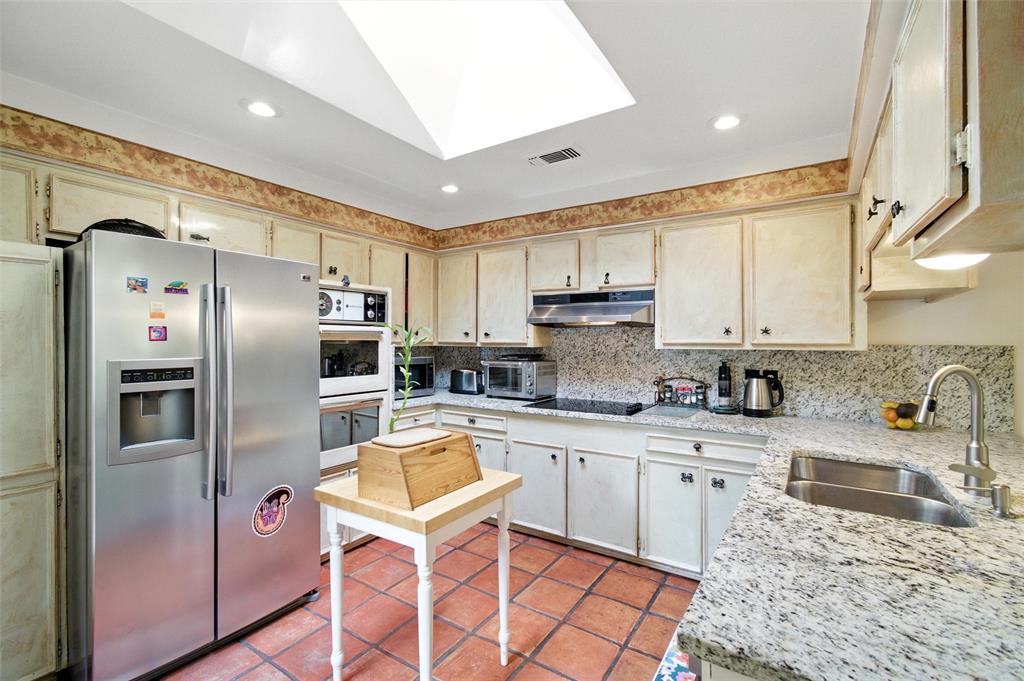 702 Keywe Place Duncanville, TX 75116 - Photo 8 of 40 a kitchen with granite countertop a sink stainless steel appliances and cabinets