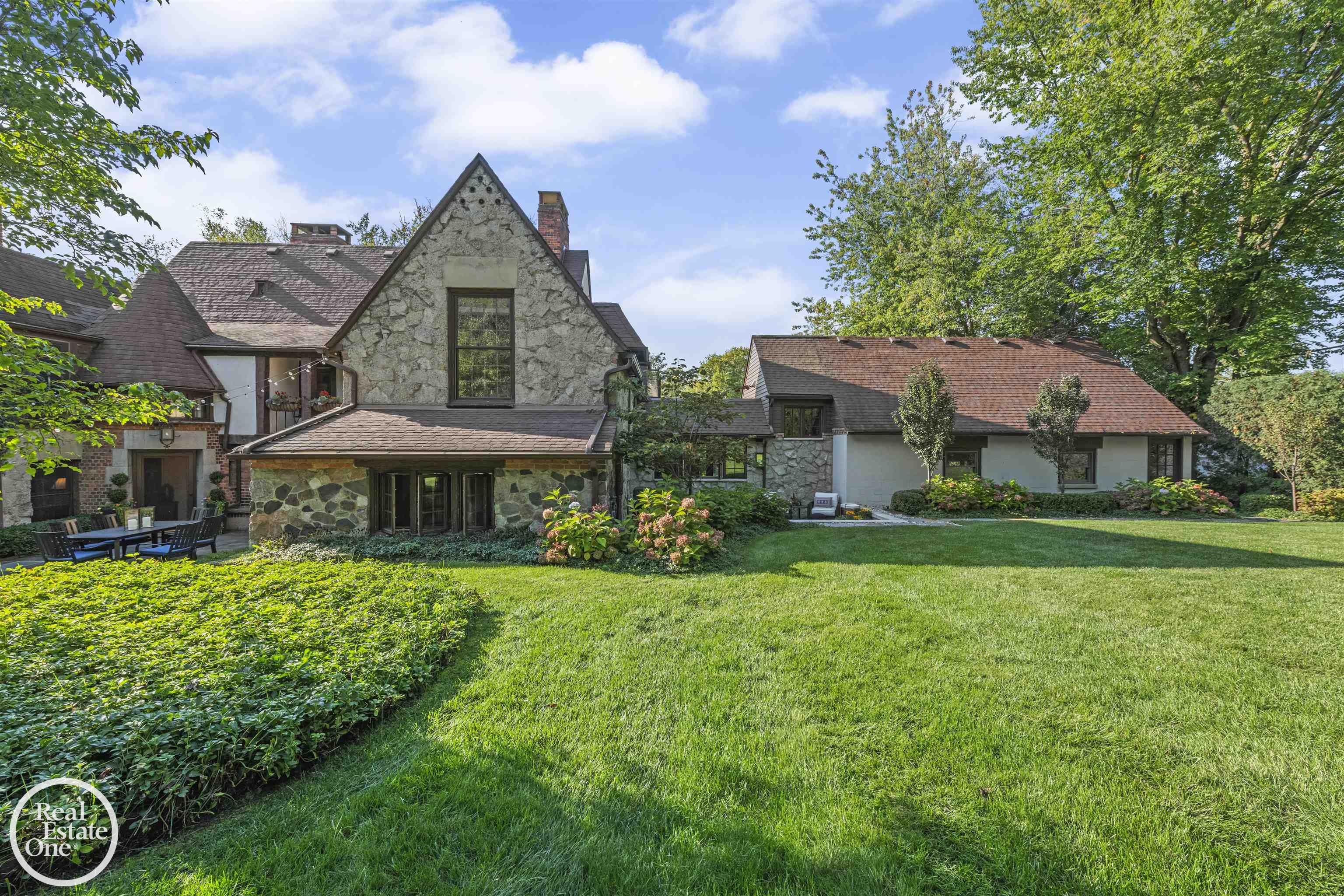 242 Lewiston Road Grosse Pointe, MI 48236 - Photo 4 of 63 50202667-f0fe23ca-5c68-4bd1-90bd-c04a7f236ec7.JPG