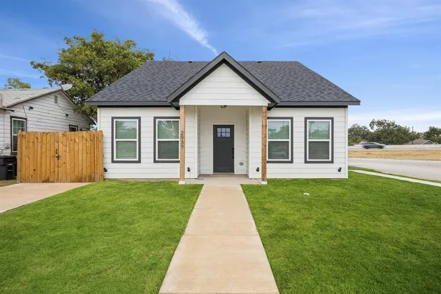 a view of a house with a yard