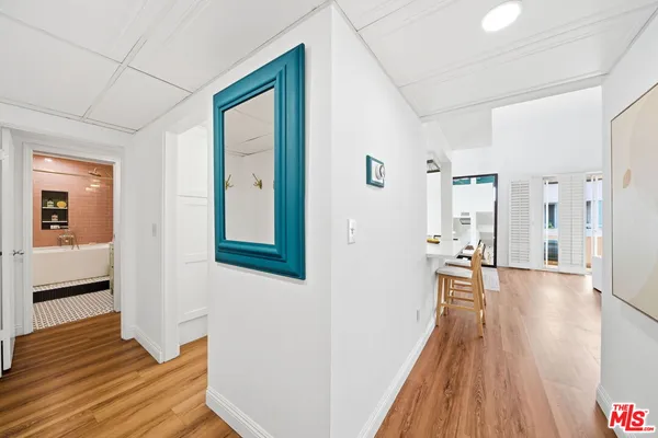 $849,000 | 725 South Barrington Avenue, Unit 304, Los Angeles, CA 90049