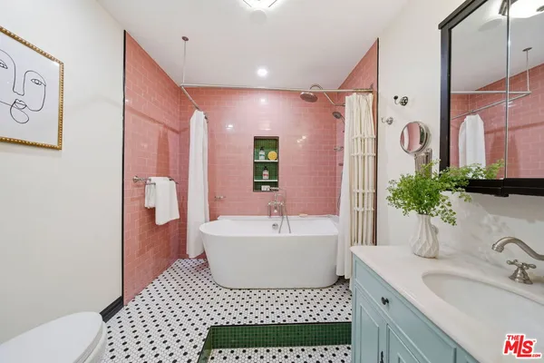 $849,000 | 725 South Barrington Avenue, Unit 304, Los Angeles, CA 90049