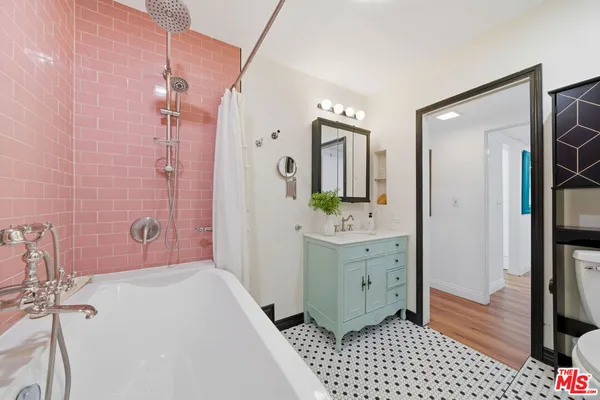 $849,000 | 725 South Barrington Avenue, Unit 304, Los Angeles, CA 90049