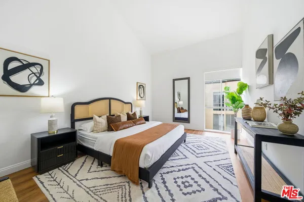 $849,000 | 725 South Barrington Avenue, Unit 304, Los Angeles, CA 90049