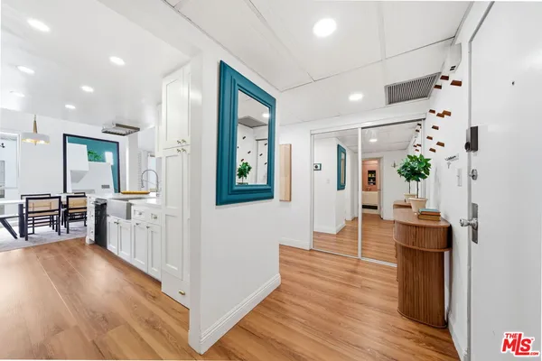 $849,000 | 725 South Barrington Avenue, Unit 304, Los Angeles, CA 90049