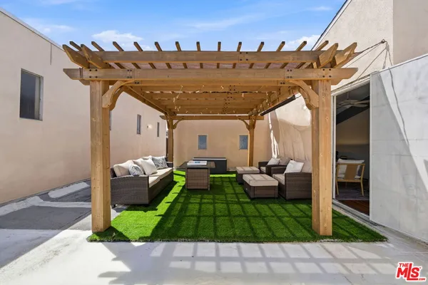 $849,000 | 725 South Barrington Avenue, Unit 304, Los Angeles, CA 90049