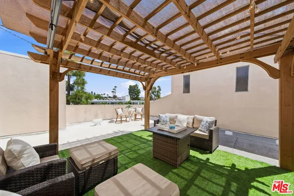 $849,000 | 725 South Barrington Avenue, Unit 304, Los Angeles, CA 90049
